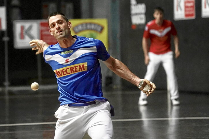 Jon Ander Albisu, soltando uno de sus latigazos ayer en el Bizkaia bilbaino.