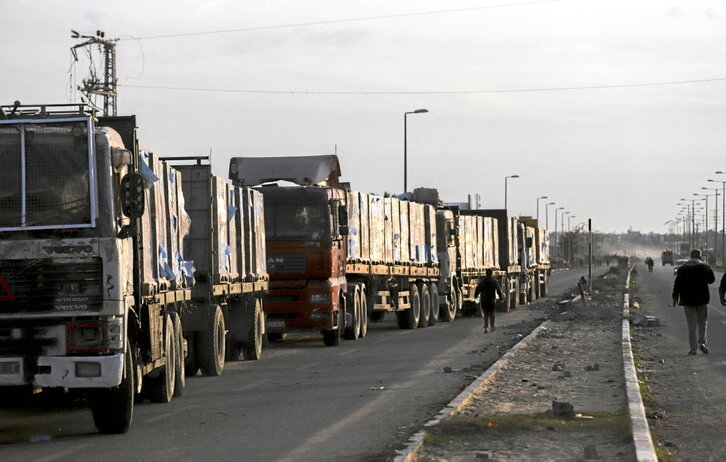 Camiones con ayuda humanitaria entran en Gaza tras apertura del paso con Egipto.