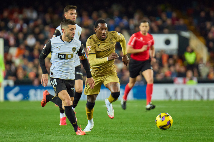 De alguna que otra arrancada de Becker es de donde ha llegado más peligro txuri urdin durante el primer tiempo.