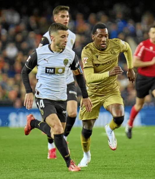 De alguna que otra arrancada de Becker llegó más peligro txuri urdin en el primer tiempo.