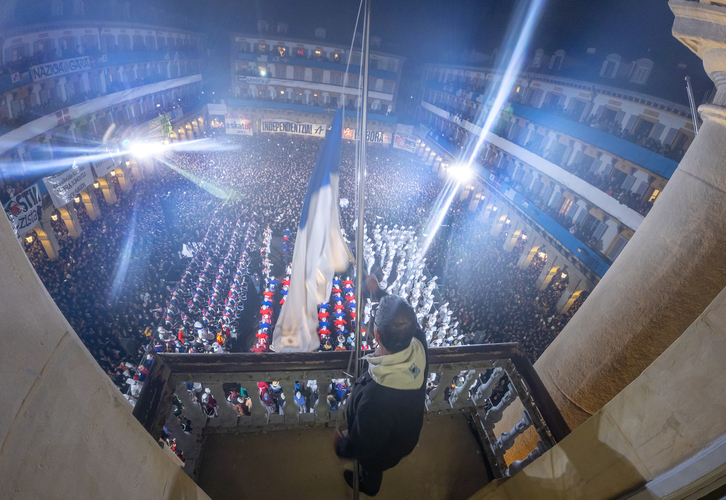 Eneko Goia alkatea, ikurrina altxatzen Gaztelubidekoen aurrean.