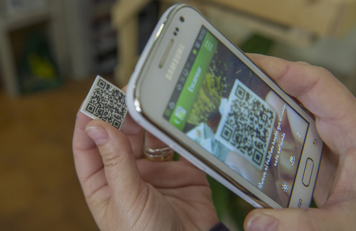 QR kode baten irakurketa sakelako telefonoan, artxiboko irudian.