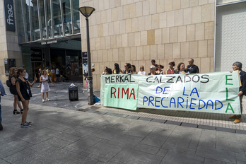 Una de las concentraciones llevadas a cabo por las trabajadores de Merkalcalzados en Donostia.