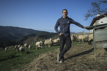 Joseba Attard diseinatzailea da eta  ardi-moztean ere aritzen da 