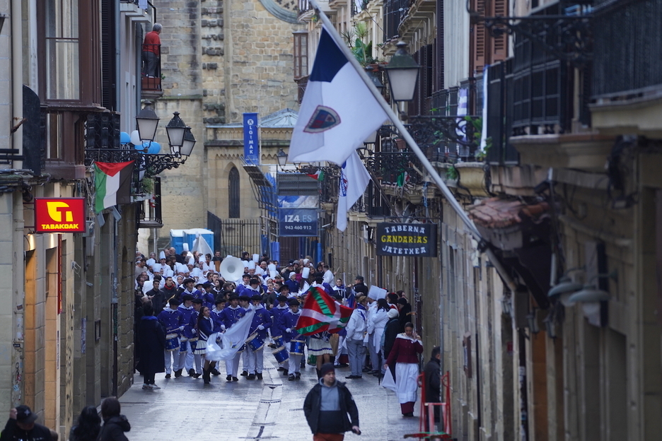 Haur danborrada Donostiako Alde Zaharreko kaleetan. Haur danborrada Donostiako Alde Zaharreko kaleetan.