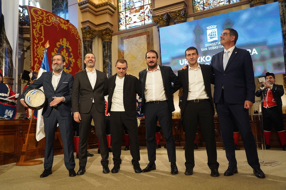 Eneko Goia Donostiako alkateak 2025eko Urrezko Danborra eman du. Eneko Goia Donostiako alkateak 2025eko Urrezko Danborra eman du.