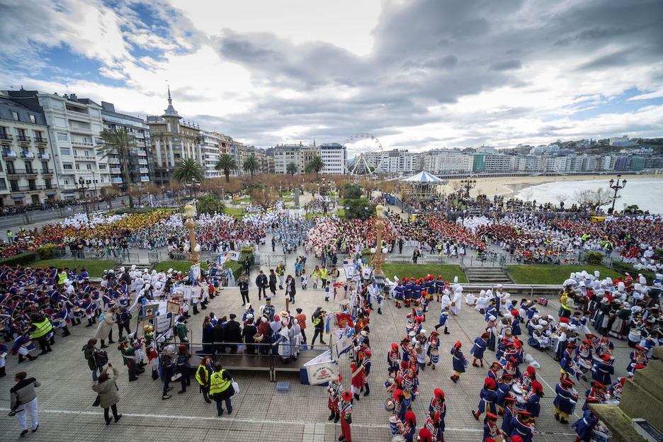Danborrek itxoiten dute Donostiako udaletxearen aurrean. Danborrek itxoiten dute Donostiako udaletxearen aurrean.
