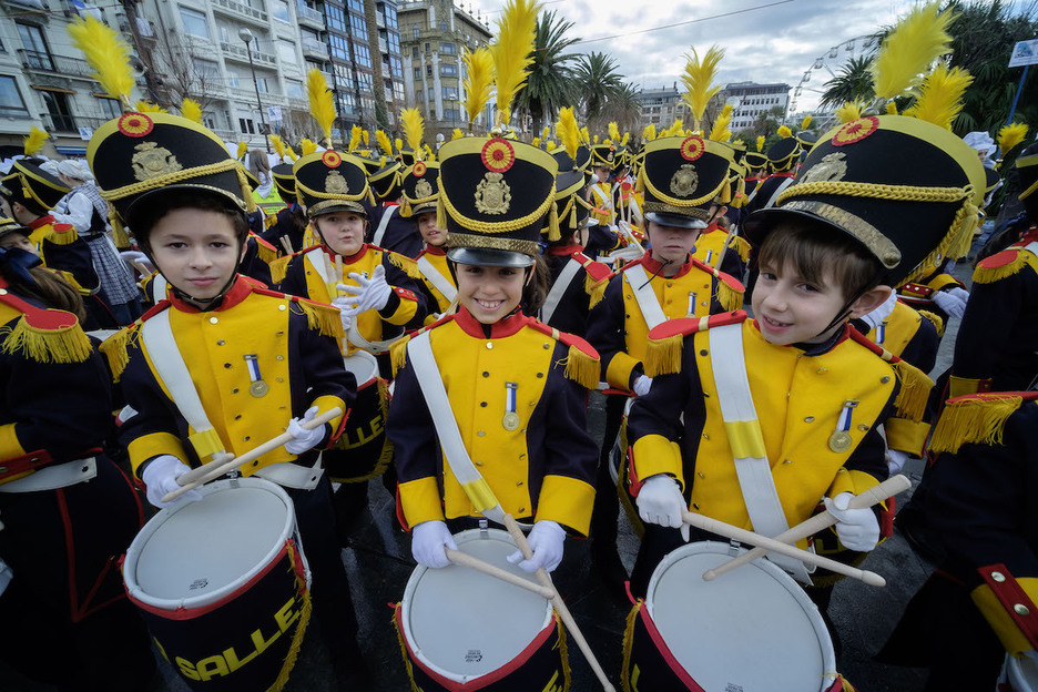 Helduek zein txikiek danborrekin gozatu dute. Helduek zein txikiek danborrekin gozatu dute.
