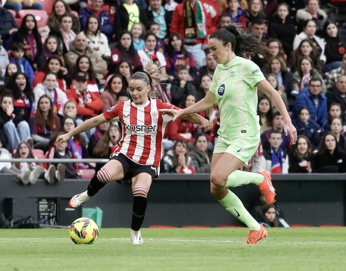 Sara Ortega centra ante la oposición de Engen. (Marisol Ramírez/Foku)