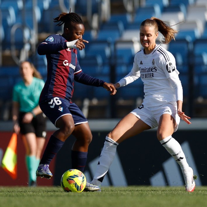 Amani controlael balón ante Moller. (SDEibar)