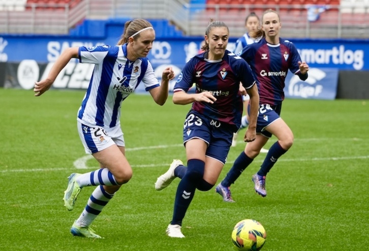 Mirari intenta avanzar ante Eider durante el derbi de Ipurua.