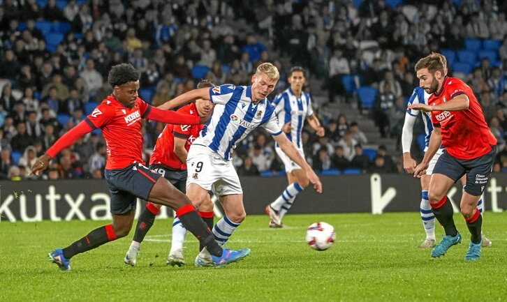 Boyomo y Óskarsson pelean un balón en el derbi de liga de esta temporada disputado en Anoeta.