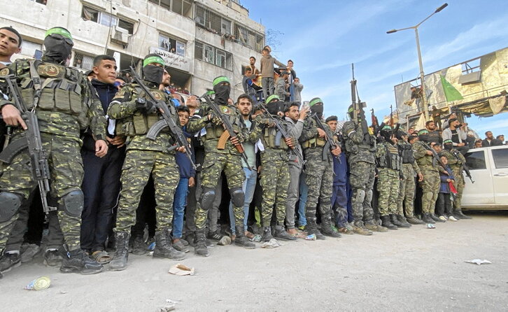 Miembros de las Brigadas Qassam abren paso a la Cruz Roja tras el alto el fuego en Gaza.