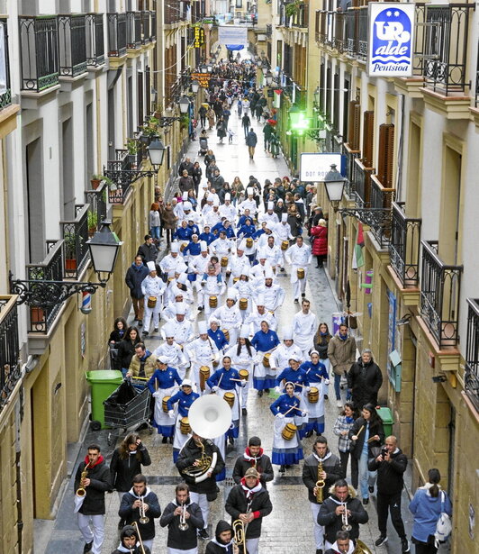 Danborrada Donostiako Parte Zaharreko kaleetan zehar.