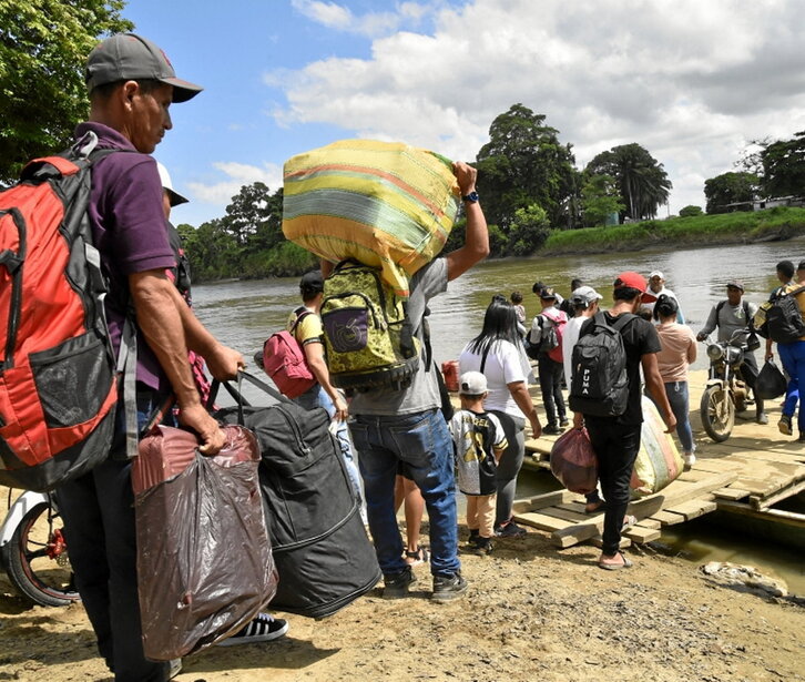 Desplazados huyen de los combates en Tibú.