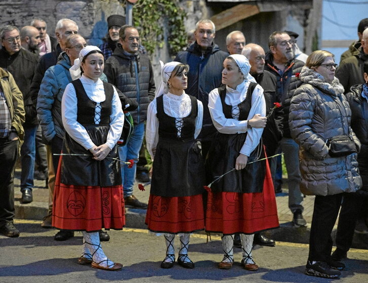 Durante el homenaje se realizó una ofrenda floral con claveles rojos.