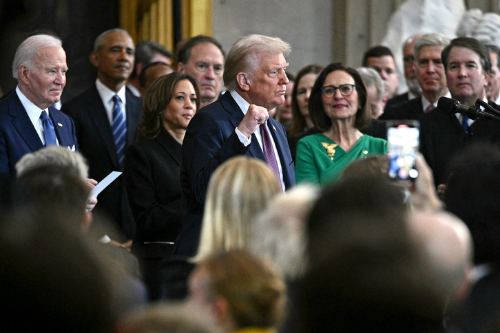 Donald Trump, ukabila altxatzen hitzaldia eman aurretik, AEBko 47. presidenteak Kapitolioko Errotondan zin egin ostean. Donald Trump, ukabila altxatzen hitzaldia eman aurretik, AEBko 47. presidenteak Kapitolioko Errotondan zin egin ostean. Donald Trump, ukabila altxatzen hitzaldia eman aurretik, AEBko 47. presidenteak Kapitolioko Errotondan zin egin ostean. 