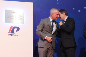 Josu Jon Imaz susurra al oído de Iñigo Urkullu, entonces lehendakari, en un acto en Muskiz en 2023.