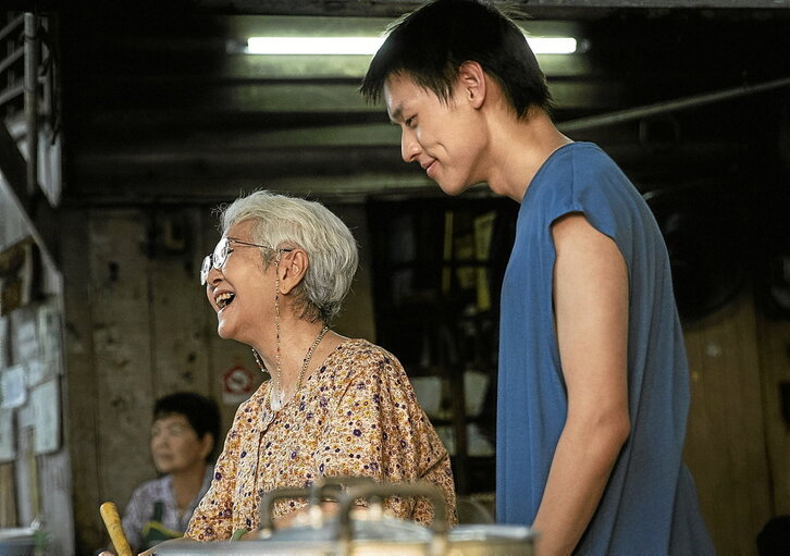 Escena de «Cómo hacerse millonario antes de que muera la abuela», ópera prima del tailandés Pat Boonnitipat, que ha arrasado en Asia y promete hacer lo mismo en Europa.