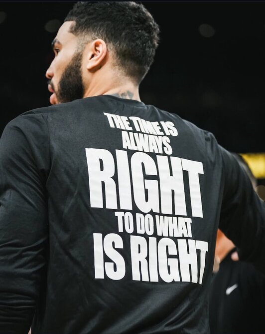 «Siempre es el momento apropiado para hacer lo correcto», reza el lema de la estrella de los Celtics, Jayson Tatum, en el «Martin Luther King Day».
