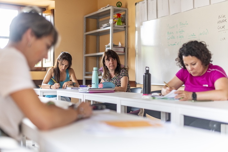 Euskara ikasleak gelan, artxiboko irudian.