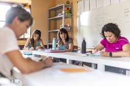 Euskara ikasleak gelan, artxiboko irudian.