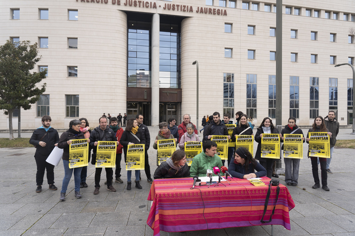 Aroztegiko Elkartasun Batzordearen agerraldia, astearte honetan Iruñeko Justizia Jauregiaren atarian.