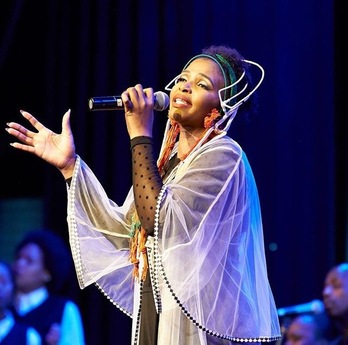 Simphiwe Dana abeslariak 45 urte bete ditu gaur.