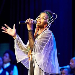 Simphiwe Dana abeslariak 45 urte bete ditu gaur.