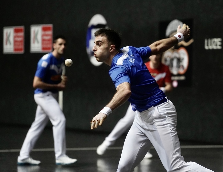 Jon Ander Peña, igandeko partidan pilota astintzeko prest.