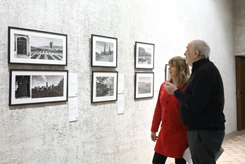 La vicelehendakari Ana Ollo y el fotógrafo Ángel Sánchez Garro, en la inauguración de la muestra en el Condestable de Iruñea.