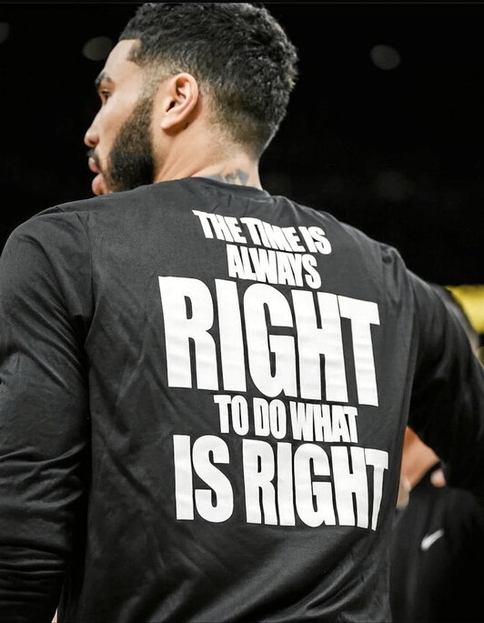 «Siempre es el momento apropiado para hacer lo correcto», dice la camiseta de Tatum.