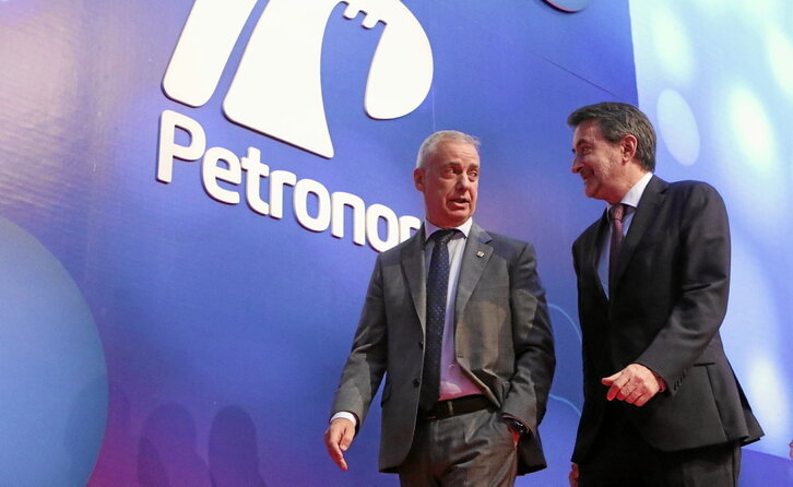 El lehendakari Iñigo Urkullu y Josu Jon Imaz, consejero delegado de Repsol, en un acto en Muskiz en 2023.