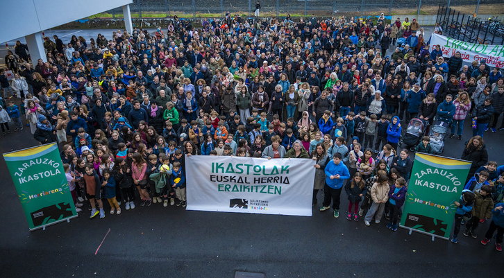 Salbatore Mitxelena Ikastolako komunitateak astearte honetan egindako elkarretaratzea.