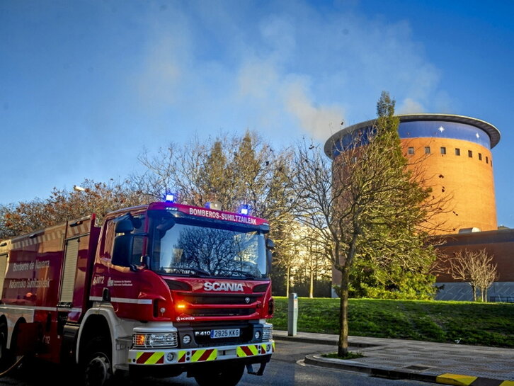 Humo saliendo de la cúpula del Planetario.