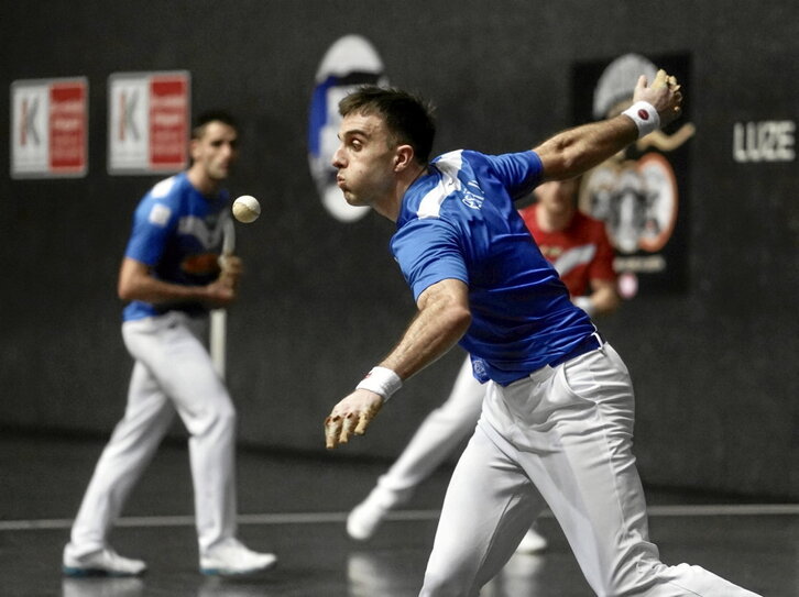 Jon Ander Peña, igandeko partidan, pilota astintzeko prest.