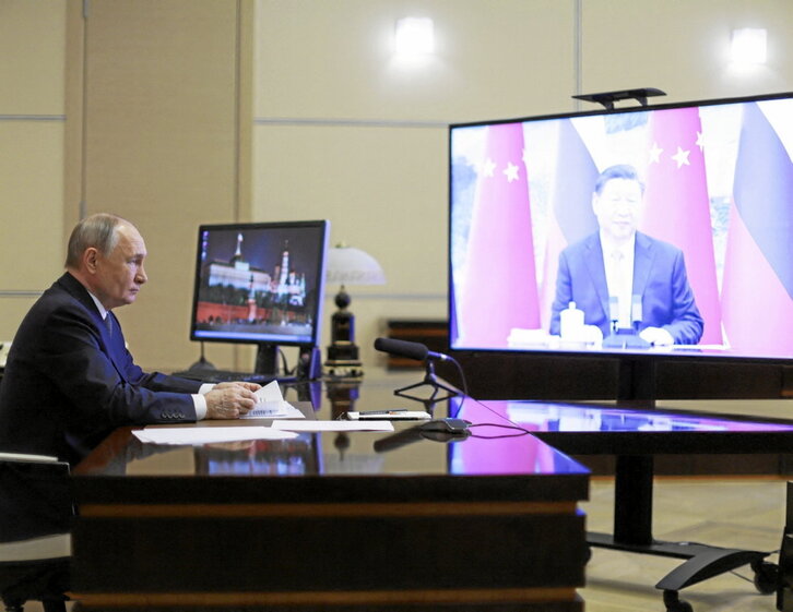 Vladimir Putin habla por videoconferencia con Xi Jinping.