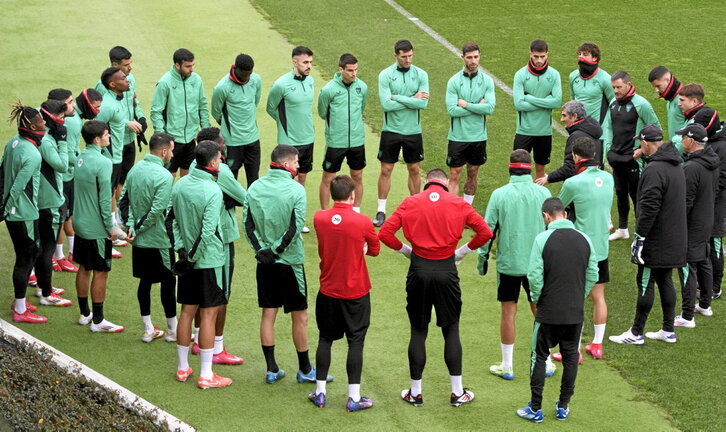 La plantilla del Athletic, concentrada en Lezama antes de partir hacia Estambul.