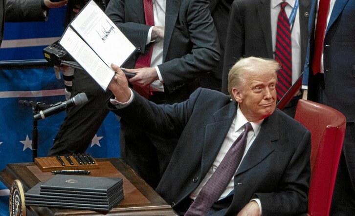 Ezkerrean, Trump sinatutako aginduetako batekin. Goian, Silvia Martinez eta bere alaba asiloa eskatzeko hitzordua bertan behera geratu dela jakin ondoren.