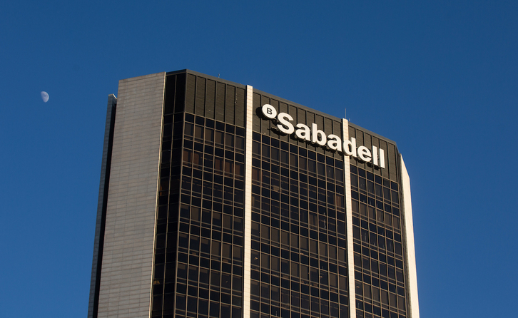 Fachada de la sede del Banco Sabadell en la Avenida Diagonal de Barcelona.