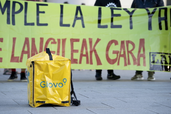 Protesta de trabajadores en Iruñea exigiendo a Glovo su reconocimiento como tales.