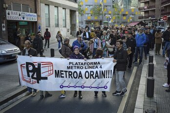 Manifestación vecinakl que tuvo lugar en abril de 2024 reivindicando la línea 4 de metro.