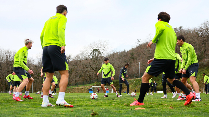 Aramburu, en el centro del rondo, regresará tras su sanción en Liga.