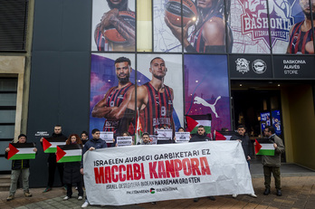Concentración del grupo Palestinarekin Elkartasuna frente a la tienda Baskonia-Alavés.