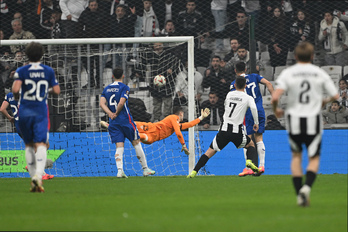 Rashicalek modu honetan egin du Besiktasen lehen gol ederra.