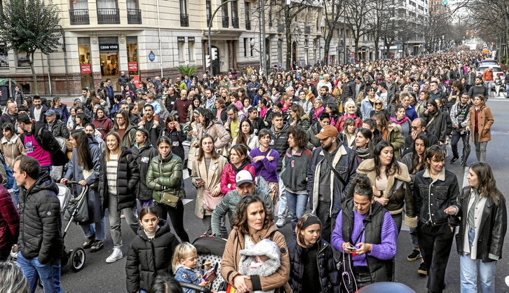 Miles de docentes, algunos acompañados de sus familias, se manifestaron en Bilbo en la primera jornada de huelga.