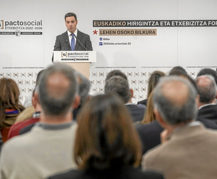 El lehendakari, Imanol Pradales, interviene ante el Foro de Vivienda y Urbanismo.