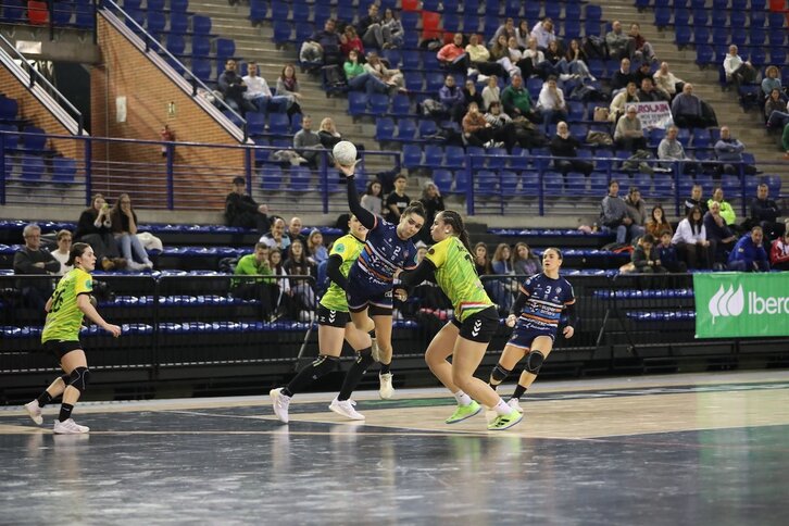 Elba Álvarez se dispone a lanzar ante la defensa de La Rioja.