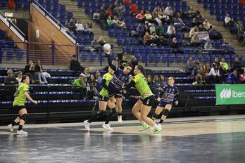 Elba Álvarez se dispone a lanzar ante la defensa de La Rioja.