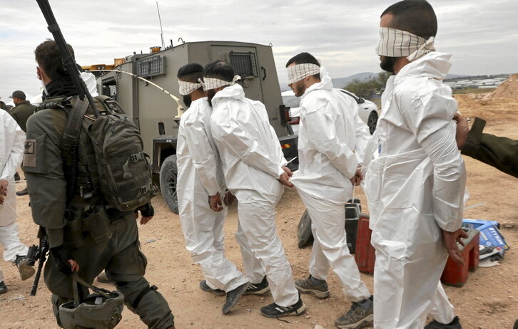 Palestinos detenidos en la operación israelí en la ciudad de Jenin.